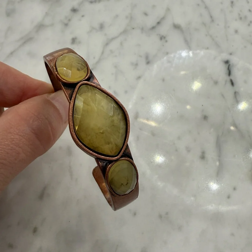 ❤️SOLD❤️ Copper Bracelet Cuff White Acrylic Cabochon Signed - Picture 6 of 8